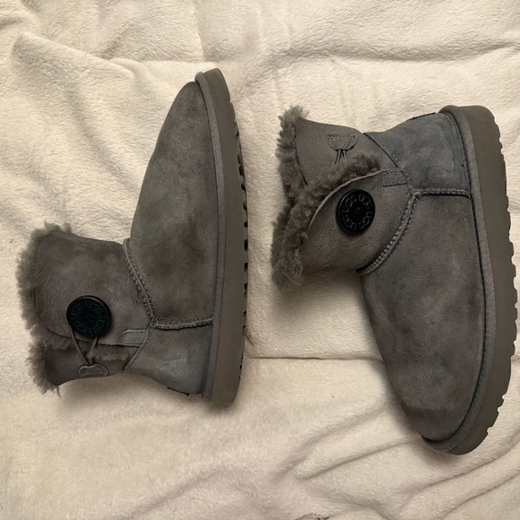 Ugg women’s mini Bailey button boots size 7 - Picture 1 of 5